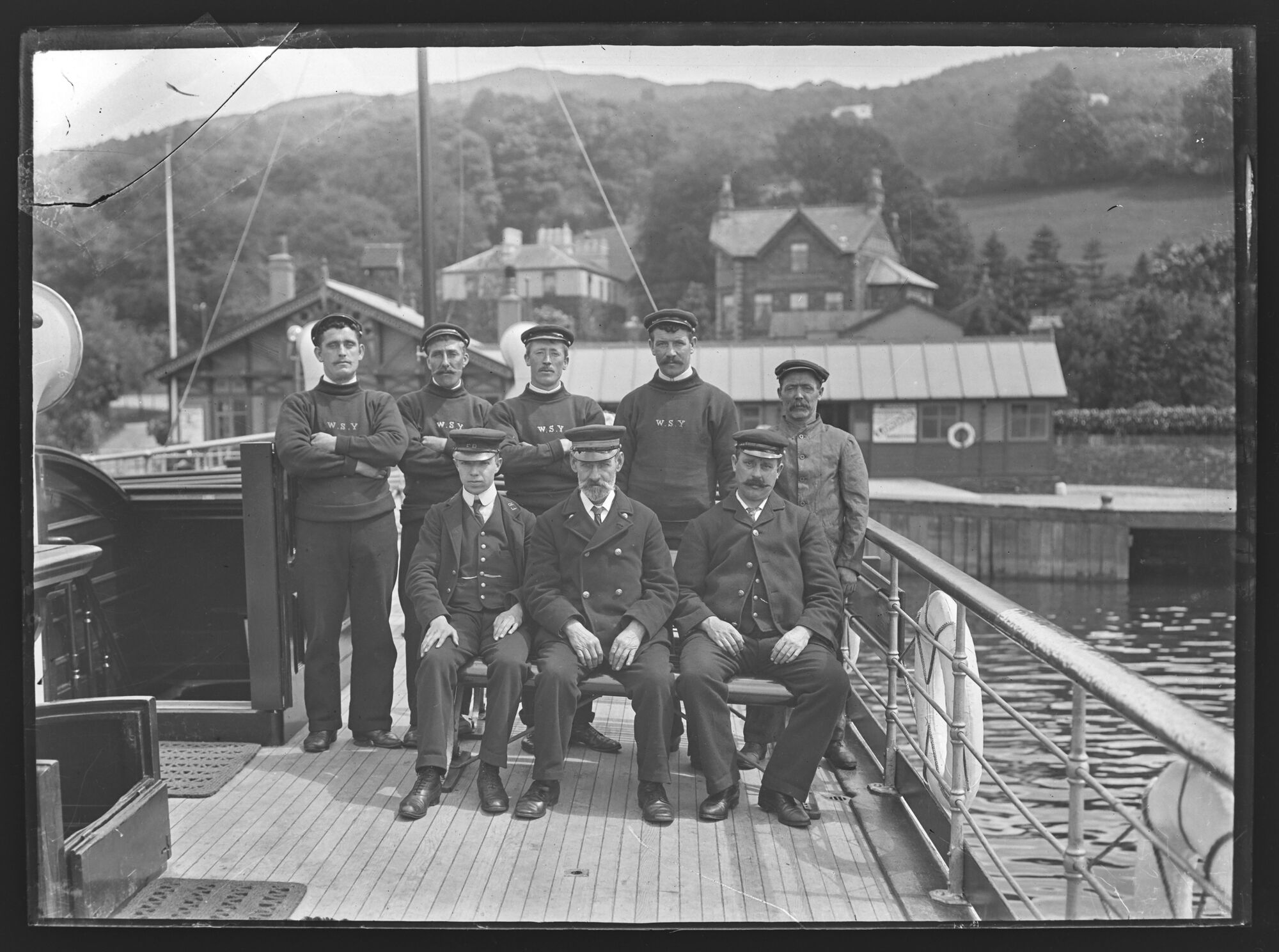 Captain McNeil & Crew. Steam Yacht ”Swift“, Ambleside